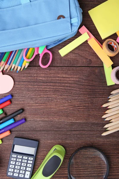 Schulbedarf auf dem Tisch — Stockfoto