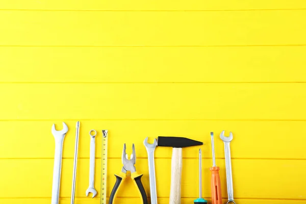 Różne narzędzia na żółty — Zdjęcie stockowe