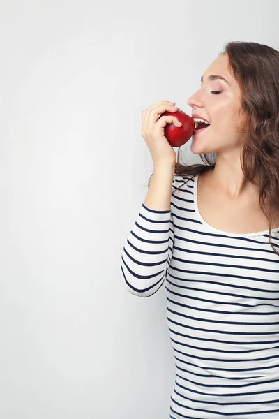 Portré, fiatal nő, az apple a szürke háttér — Stock Fotó