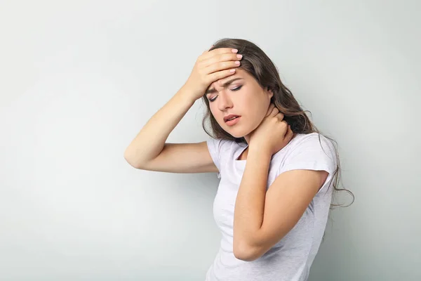 Mujer joven con dolor de cabeza — Foto de Stock