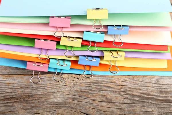 Colored papers with clamps — Stock Photo, Image