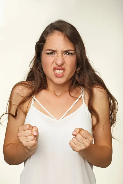 怒っている若い女性の肖像 — ストック写真