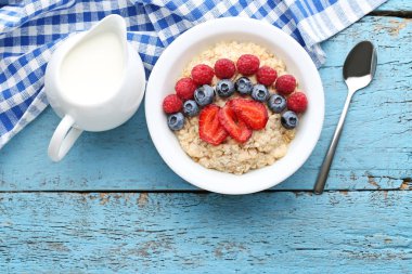 Plaka çilek ile yulaf ezmesi  