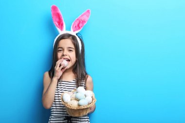 Mavi b güzel küçük kız tavşan kulakları ve Paskalya yumurta