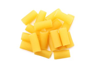 Beyaz arkaplanda makarna izole edilmiş.