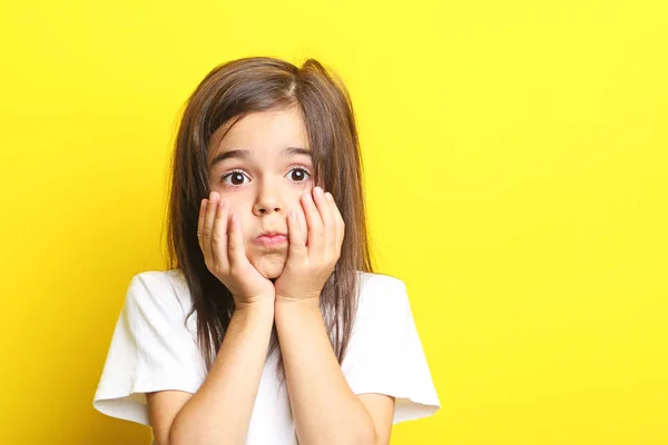 Hermosa niña sobre fondo amarillo — Foto de Stock