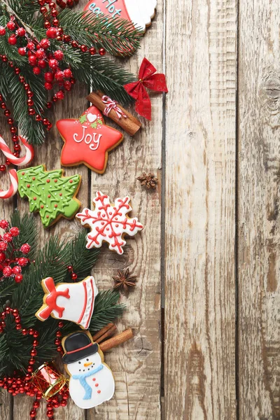 Різдвяне печиво на коричневому дерев'яному столі — стокове фото