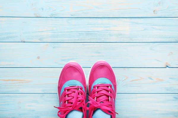Ροζ αθλητικά παπούτσια στο τραπέζι — Φωτογραφία Αρχείου