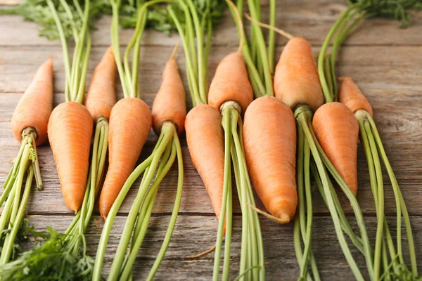 Verse en rijpe wortelen — Stockfoto