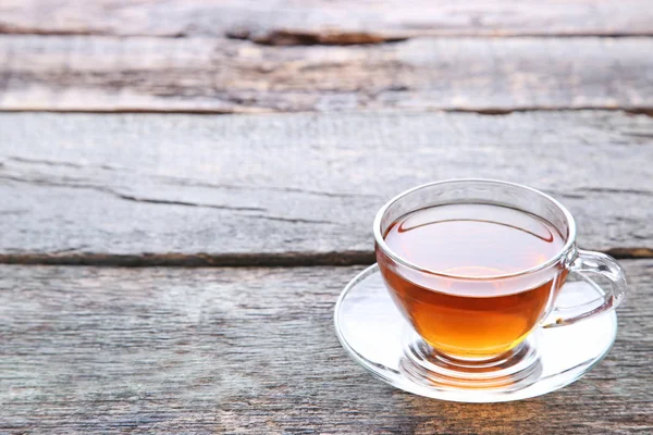 Tahta masada bir fincan çay.