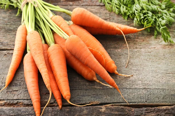 Zanahorias frescas y maduras sobre mesa de madera — Foto de Stock