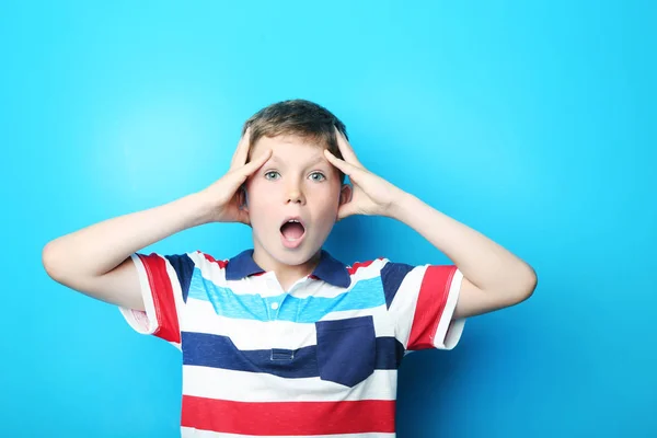 Retrato de menino emocional no fundo azul — Fotografia de Stock