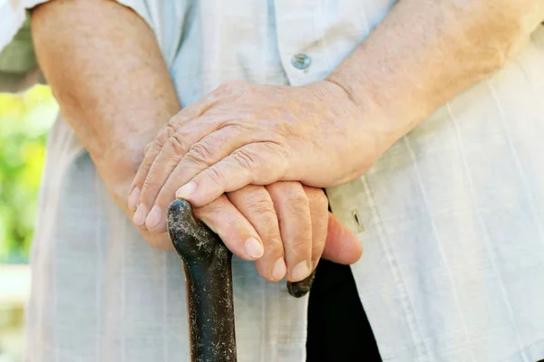 Ręce senior stary — Zdjęcie stockowe