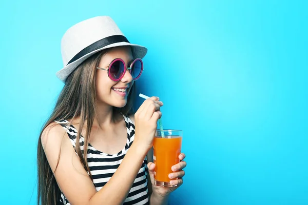 Flicka med solglasögon och glas juice — Stockfoto