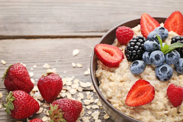 Yulaf ezmesi kase çilek ile 