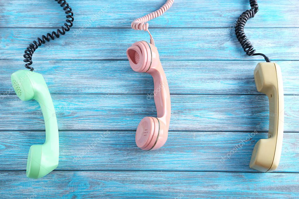 старинный телефон. телефонная трубка висит. телефонная трубка. телефонная трубка с проводом. телефонная трубка ретро.