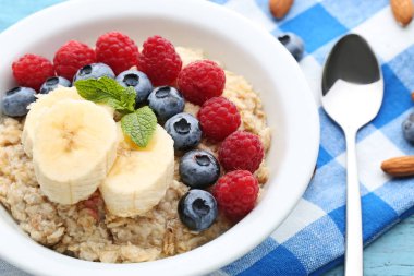 Plaka çilek ile yulaf ezmesi 