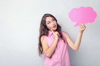 Konuşma balonu gri arka plan üzerinde olan kadın