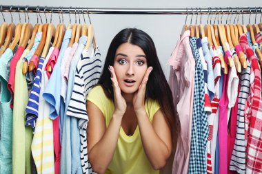 Farklı elbise askıları olan kadın