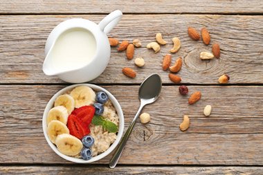 Yulaf ezmesi kase çilek ile 