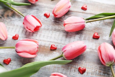 Kırmızı kalpler ile pembe laleler 