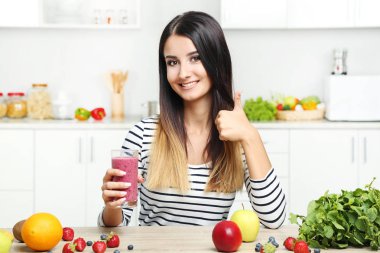 Güzel ve genç birbayan içme güler yüzlü mutfak