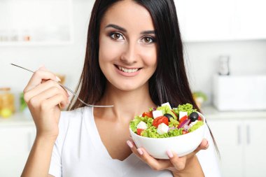 sebze salatası yemek güzel bir genç kadın