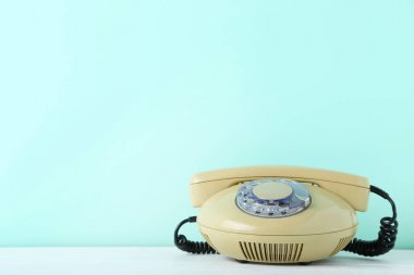 Bej retro telefon  