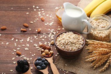 Yulaf gevreği kase çilek ile  