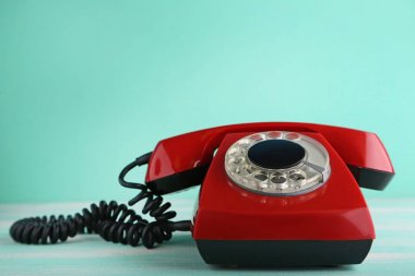 Kırmızı retro telefon  