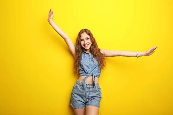 Portret van de jonge vrouw op gele achtergrond — Stockfoto