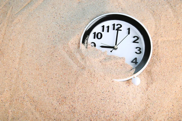 Reloj negro en arena de playa — Foto de Stock