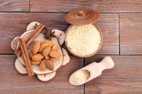 Tahta masadaki bademler