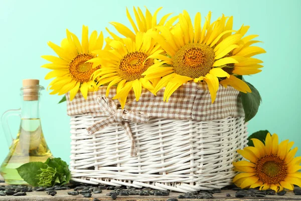 Girasoles amarillos en cesta —  Fotos de Stock