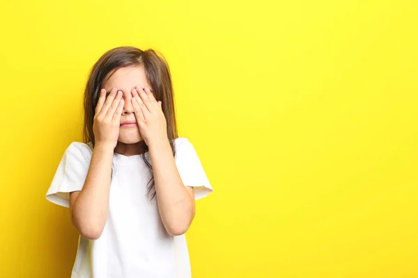 Hermosa niña sobre fondo amarillo — Foto de Stock