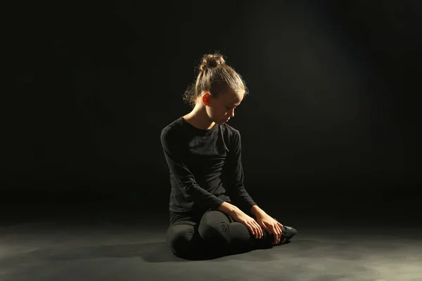 Mladá dívka gymnastka na černém pozadí — Stock fotografie
