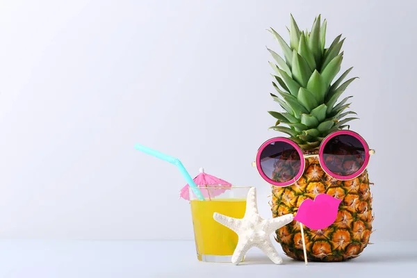 Piña madura con gafas de sol —  Fotos de Stock