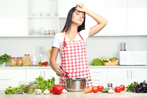 Bella giovane donna che cucina insalata in cucina — Foto Stock