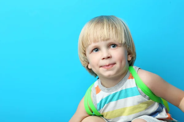 Potret anak kecil di latar belakang biru — Stok Foto