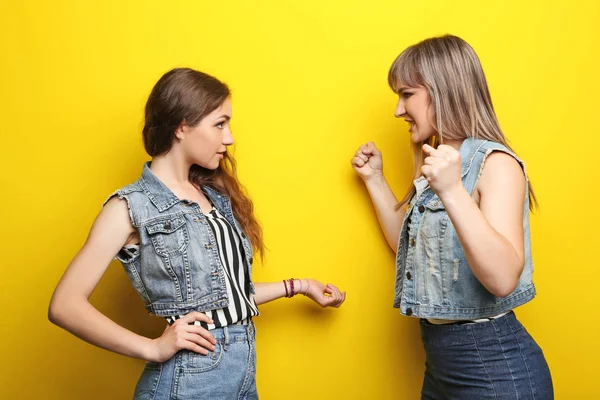 Dvě mladé ženy mají argumentovat — Stock fotografie