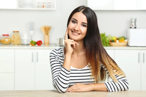Beautiful young woman in the kitchen — Stock Photo, Image
