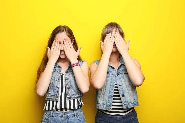 Портрет двух молодых женщин на желтом фоне — стоковое фото