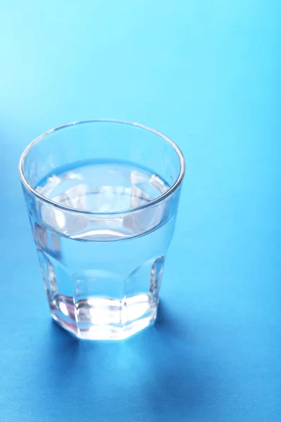 Vidro com água sobre fundo de hortelã — Fotografia de Stock