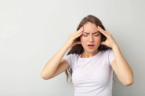 Mujer joven con dolor de cabeza — Foto de Stock