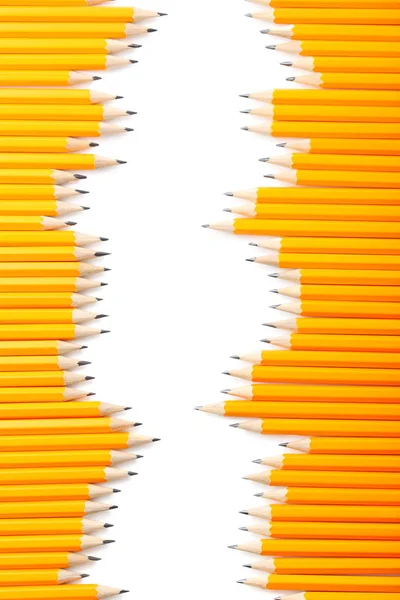 Желтые карандаши на белом фоне — стоковое фото