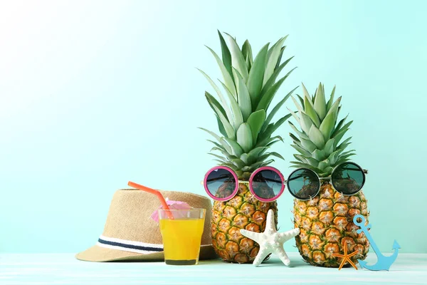 Dojrzałe ananasy z okulary — Zdjęcie stockowe