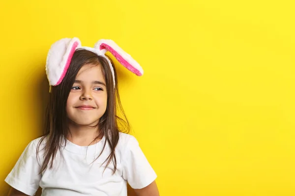 Śliczną dziewczynkę z uszami królika na żółtym tle — Zdjęcie stockowe