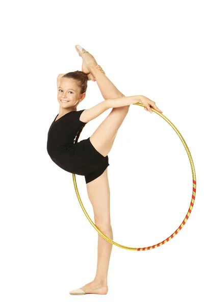 Молода дівчина гімнастка з обручем на білому тлі — стокове фото