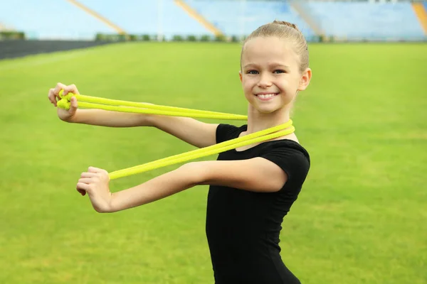 Ung flicka gymnast med rep — Stockfoto