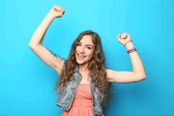 Portret van jonge vrouw op blauwe achtergrond — Stockfoto